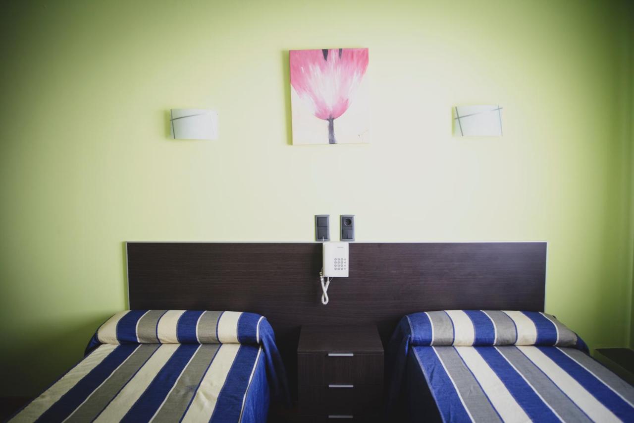Hotel La Bodega Ла-Альмунія-де-Донья-Годіна Екстер'єр фото