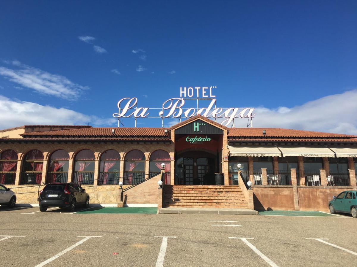 Hotel La Bodega Ла-Альмунія-де-Донья-Годіна Екстер'єр фото