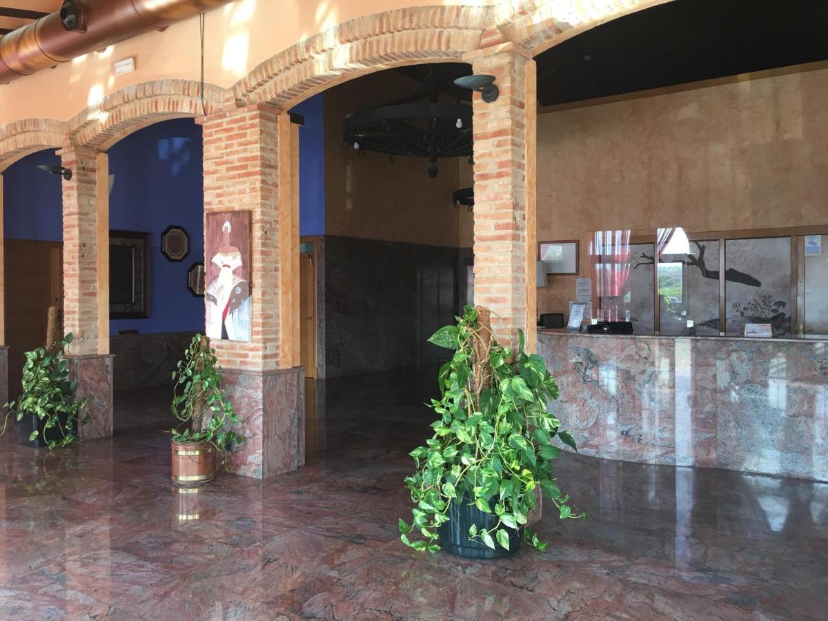 Hotel La Bodega Ла-Альмунія-де-Донья-Годіна Екстер'єр фото