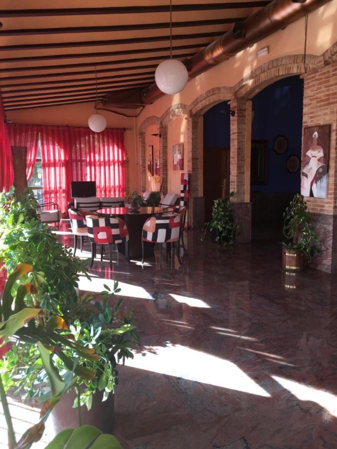 Hotel La Bodega Ла-Альмунія-де-Донья-Годіна Екстер'єр фото