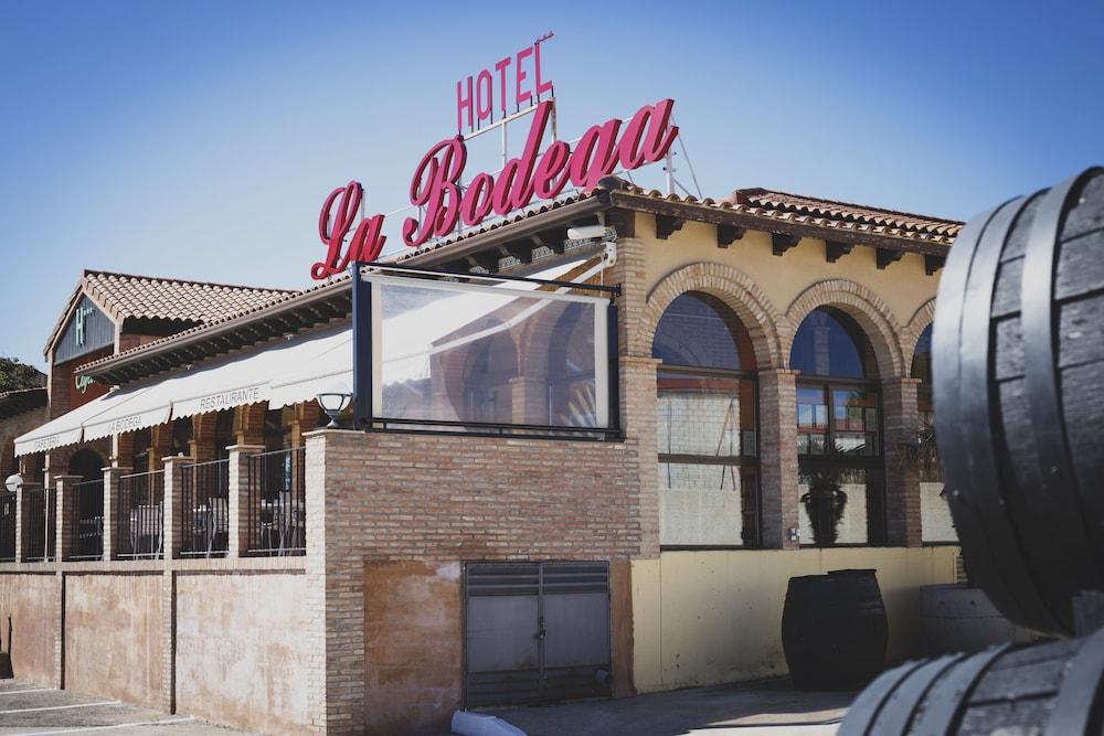 Hotel La Bodega Ла-Альмунія-де-Донья-Годіна Екстер'єр фото